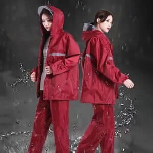 Affrontez le mauvais temps avec style grâce à notre ensemble imperméable épais rouge : protection intégrale, chaleur assurée et look vibrant par tous les temps.