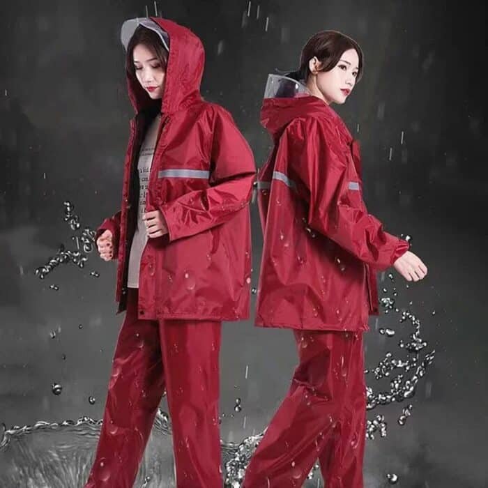 Affrontez le mauvais temps avec style grâce à notre ensemble imperméable épais rouge : protection intégrale, chaleur assurée et look vibrant par tous les temps.